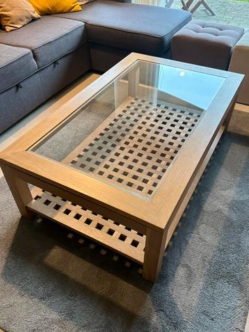 Woonkamertafel met eikenhouten glazuur beschikbaar voor biedingen
