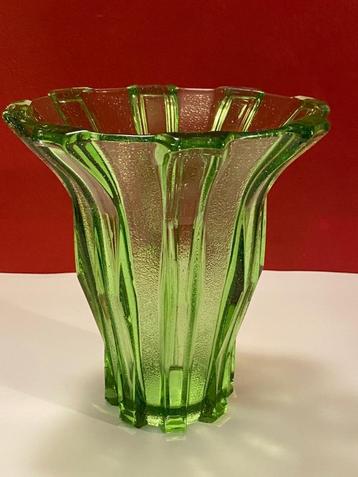 Zeldzame Art Deco uraniumglas vaas – ca. 1930’s beschikbaar voor biedingen