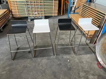 statafel met 4 krukken te koop beschikbaar voor biedingen