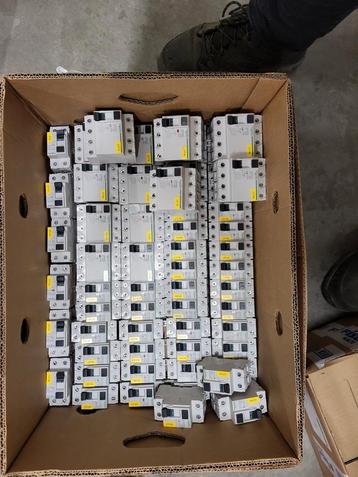 disjoncteur différentiel mono et triphasé 30ma 25A  beschikbaar voor biedingen