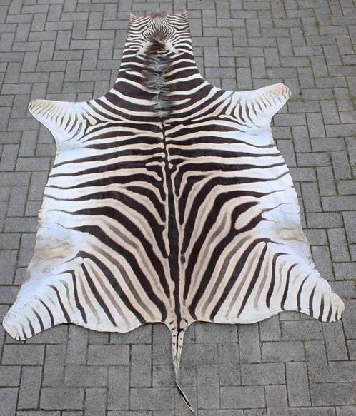 Groot decoratief ZEBRAVEL - afgemaakt met zwart vilt, Huis en Inrichting, Stoffering | Tapijten en Vloerkleden, Gebruikt, 150 tot 200 cm