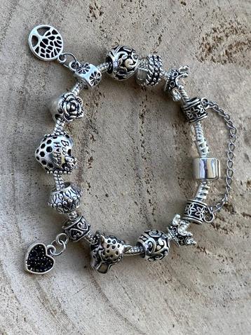 Knappe armband met zwarte accenten, NIEUW beschikbaar voor biedingen