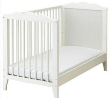 gratis babybed met matras en lakens beschikbaar voor biedingen