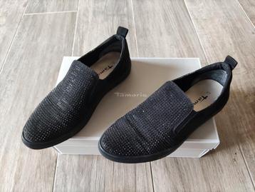 Chaussures plates noires de Tamaris
