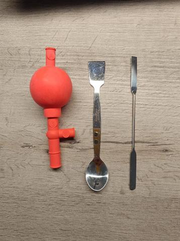 Set labomateriaal: Pipetteerballon en labo spatels beschikbaar voor biedingen