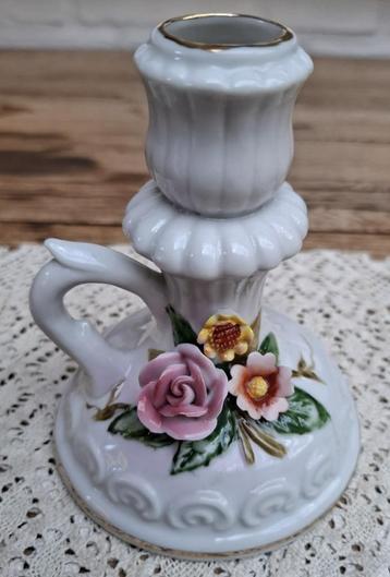Porseleinen kandelaar/ blaker met porseleinen bloemen beschikbaar voor biedingen