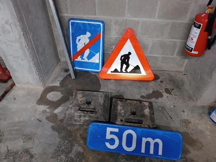 Lot de panneaux de chantier + poteaux, Zakelijke goederen, Machines en Bouw | Overig, Ophalen