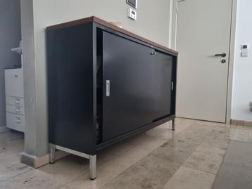 Metalen bureau met houten blad met bijpassende bureaukast, Huis en Inrichting, Kasten | Roldeurkasten en Archiefkasten, Ophalen