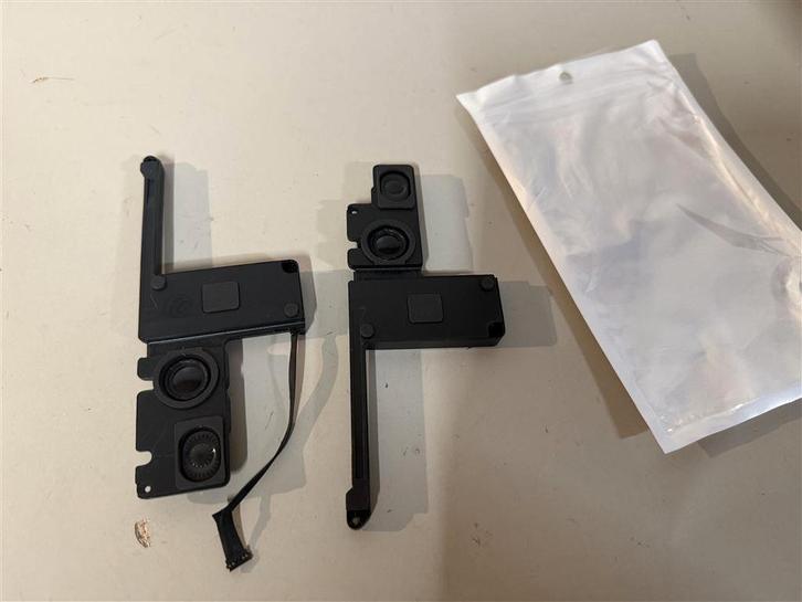 Macbook Pro 15inch Retina A1398 Left & Right Subwoofer Speak, Computers en Software, Geluidskaarten, Zo goed als nieuw, Ophalen of Verzenden