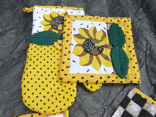keukenset: zonnebloemmotief :pannenlap/ovenwant en schort, Huis en Inrichting, Keuken | Textiel, Nieuw, Schort, Geel, Ophalen