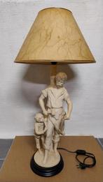 Lampadaire in de vorm van een man met kind. Kleur beige., Huis en Inrichting, Lampen | Tafellampen, Ophalen, Gebruikt, Klassiek