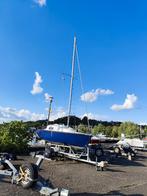 Un petit voilier avec un moteur hors-bord et une voile, Sports nautiques & Bateaux, Utilisé, Polyester, Essence, Jusqu'à 6 m