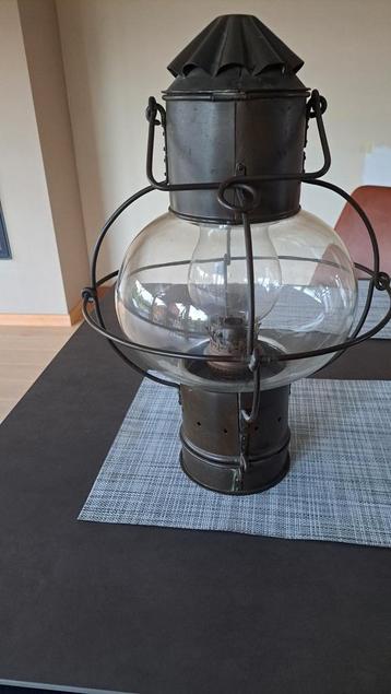 Oude scheepslamp beschikbaar voor biedingen