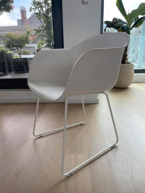 4 witte Muuto Fiber stoelen met wit gelakte sledepoten, Huis en Inrichting, Stoelen, Gebruikt, Vier, Kunststof, Metaal, Wit, Ophalen