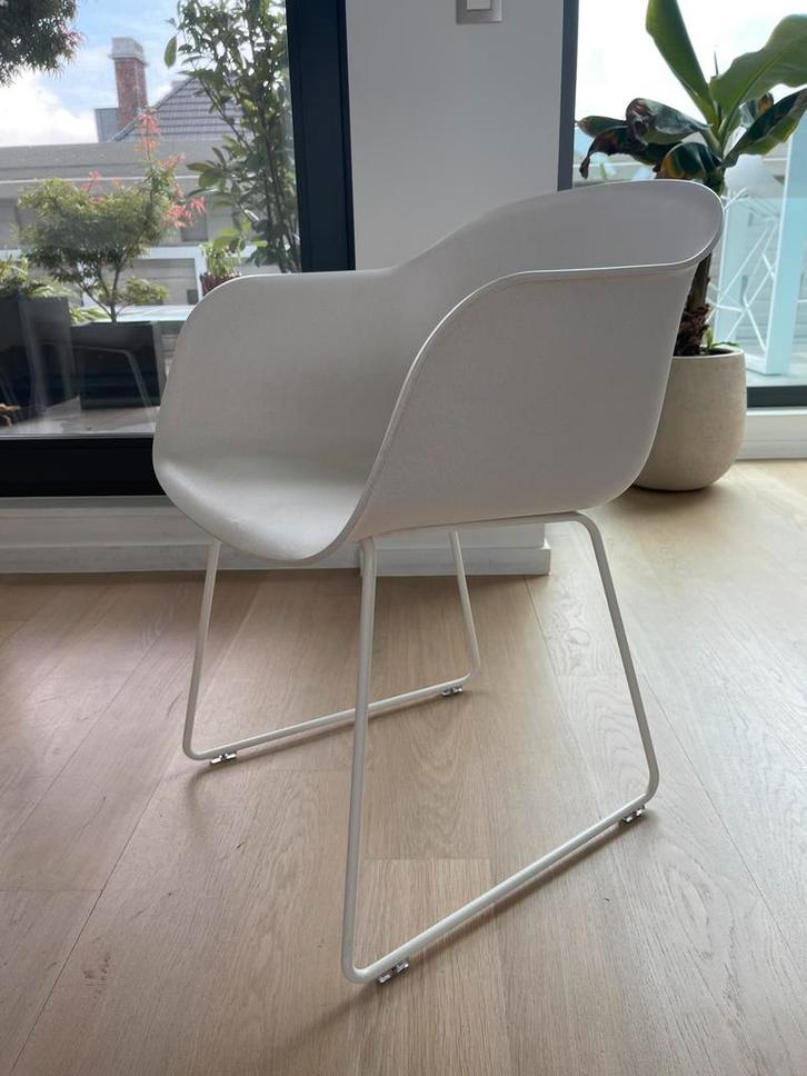 4 witte Muuto Fiber stoelen met wit gelakte sledepoten, Huis en Inrichting, Stoelen, Gebruikt, Vier, Kunststof, Metaal, Wit, Ophalen