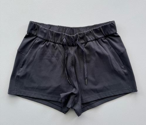 zwarte short Lululemon, maat, Kleding | Dames, Broeken en Pantalons, Zo goed als nieuw, Zwart, Ophalen of Verzenden