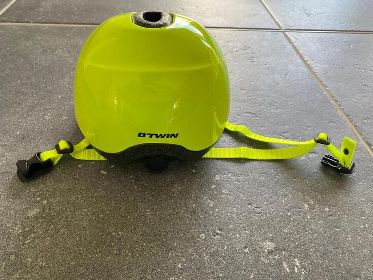 Fietshelm kids BTWIN groen, Fietsen en Brommers, Fietsaccessoires | Fietshelmen, Zo goed als nieuw, Ophalen