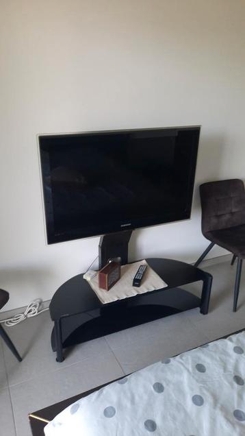 Televisie + tv meubel + apart nog een voetstuk .. beschikbaar voor biedingen