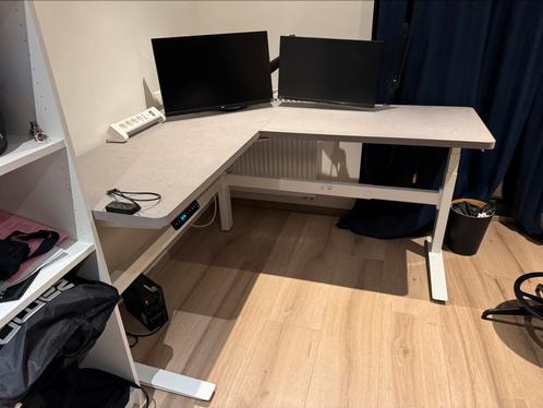 Bureau assis/debout avec chaise, tabouret et écrans, Maison & Meubles, Bureaux, Comme neuf, Bureau, Électrique, Réglable en hauteur