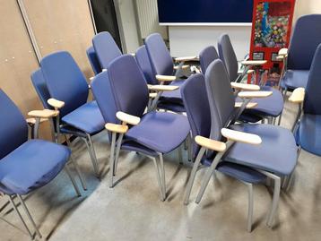 Comfortabele blauwe stoffen stoelen, armleuningen in houten  beschikbaar voor biedingen