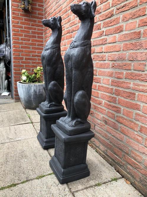 2 statige zwarte honden op sokkel whippet greyhound honden, Jardin & Terrasse, Statues de jardin, Neuf, Béton, Enlèvement