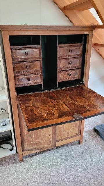 Antieke houten kledingkast met marqueterie beschikbaar voor biedingen
