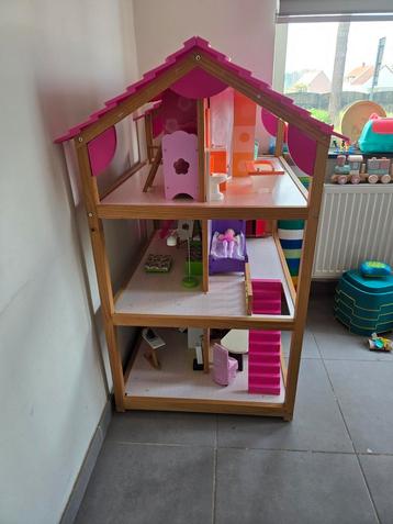 Grote houten poppe huis beschikbaar voor biedingen