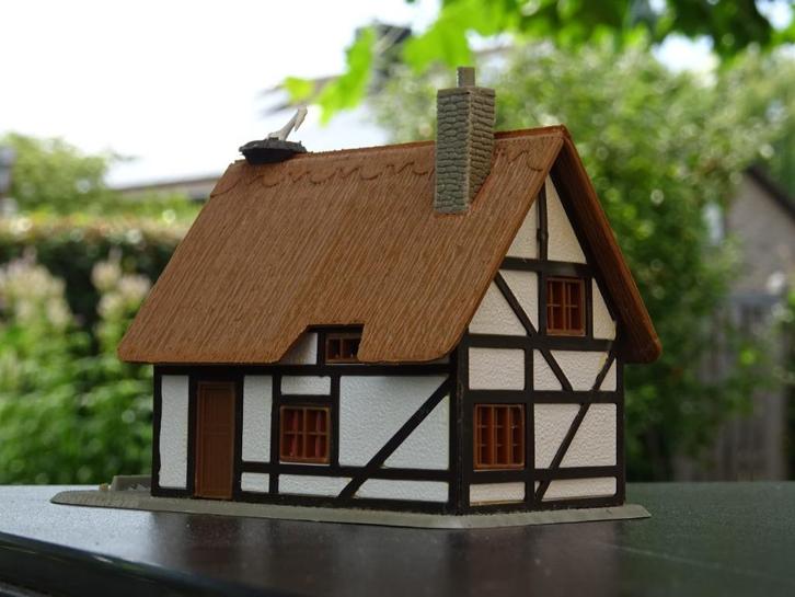Huis uit de Elzas met ooievaarsnest - HO, Hobby en Vrije tijd, Modeltreinen | H0, Gebruikt, Brug, Tunnel of Gebouw, Ophalen of Verzenden