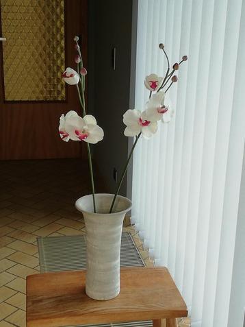 Très beau et grand vase moderne avec 2 orchidées en soie.