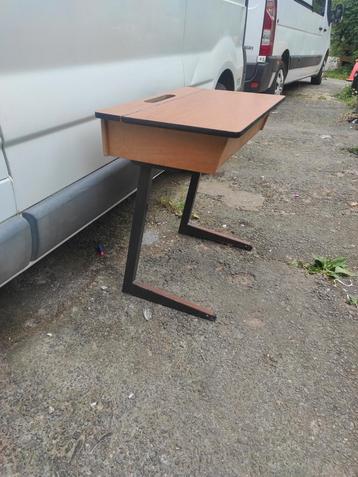 Retro vintage bureau beschikbaar voor biedingen