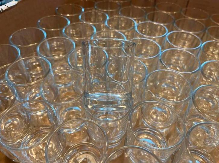 100 sterke kleine identieke glaasjes, Verzamelen, Glas en Drinkglazen, Nieuw, Ophalen