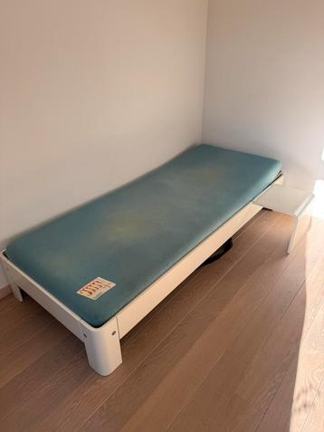 Auping éénpersoonsbed met matras en aanpassend nachttafeltje, 90 cm, Une personne, Enlèvement, Utilisé
