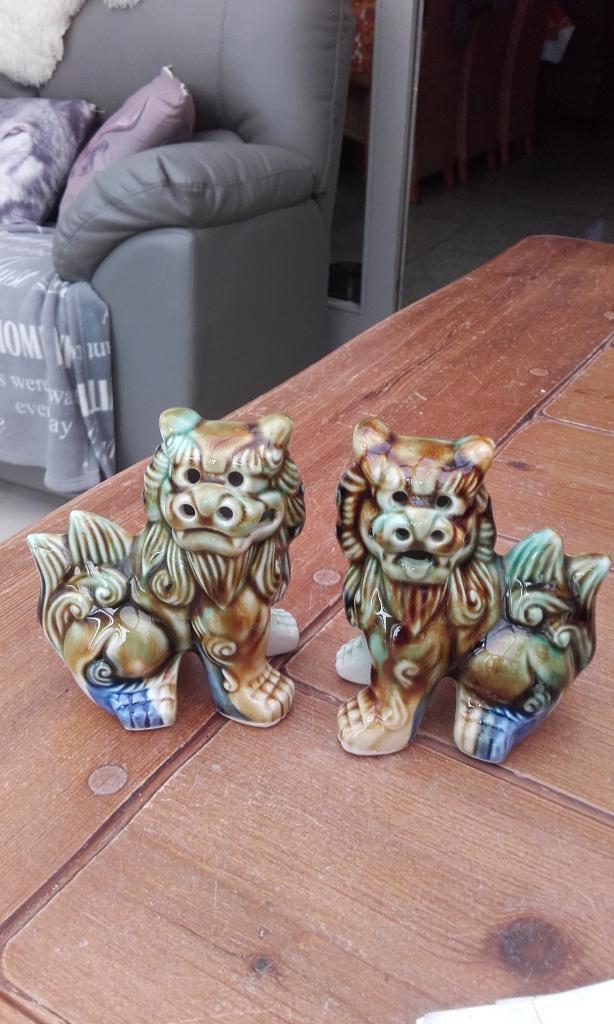 Japanse okinawa shisa dogs of foo dogs 2 beeldjes foo dogs, Antiquités & Art, Curiosités & Brocante, Enlèvement ou Envoi