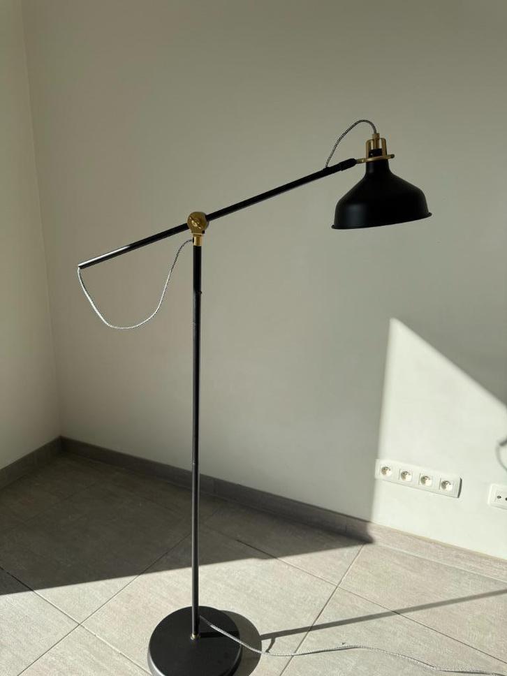 Zwarte vloerlamp met verstelbare arm, Huis en Inrichting, Lampen | Vloerlampen, Zo goed als nieuw, 100 tot 150 cm, Metaal, Ophalen