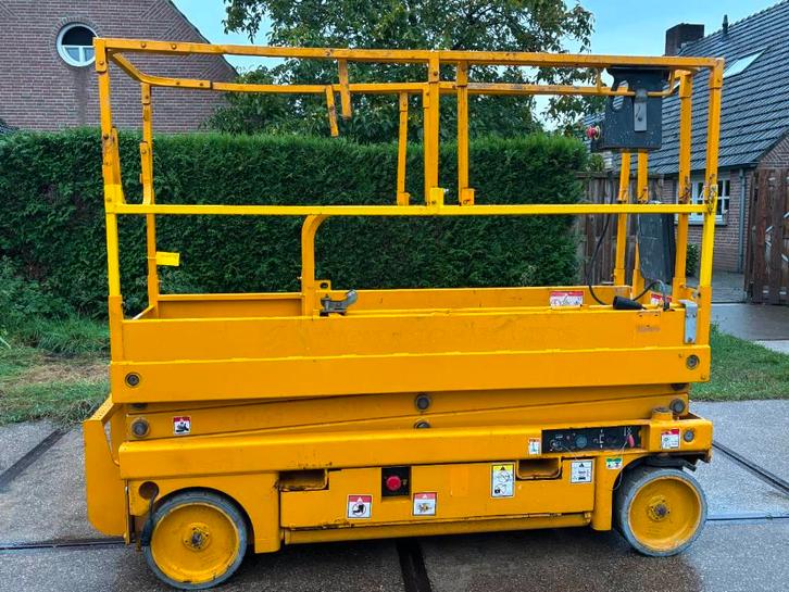 Haulotte Compact 8 8m schaarlift Haulotte hoogwerker, Zakelijke goederen, Machines en Bouw | Liften, Steigers en Ladders
