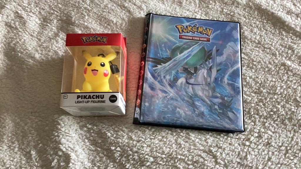Pokemon verzamelmap en light up figure, Ophalen of Verzenden, Zo goed als nieuw