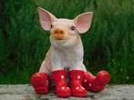 Sculpture de cochon assis avec des bottes rouges - Polystone, Enlèvement ou Envoi