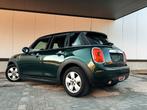 Mini Cooper 1.5. Benzine british green 5 deurs groot scherm, Auto's, Euro 6, Bedrijf, Handgeschakeld, Dealer onderhouden