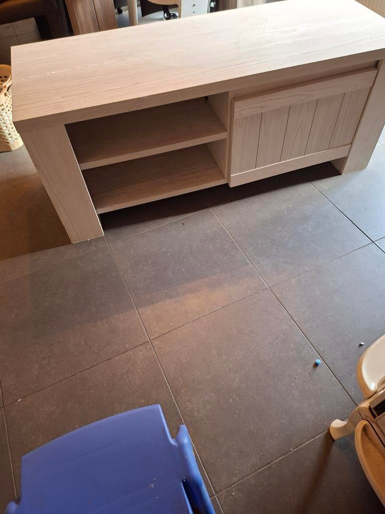 Tv kastje wit, Enlèvement