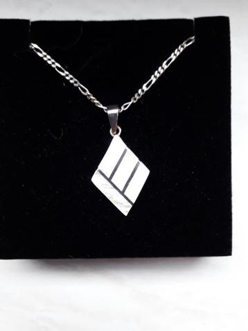 Collier beschikbaar voor biedingen