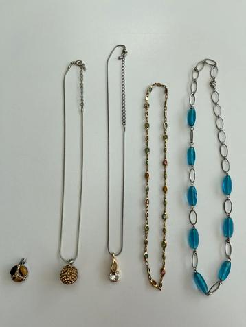 Vijf vintage hangsieraden beschikbaar voor biedingen
