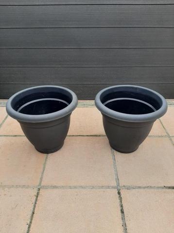 2 pvc bloempotten Winchester,diameter 40 cm en 34 cm hoog beschikbaar voor biedingen