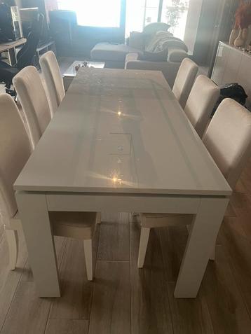 Tafel en salon en tv meubel beschikbaar voor biedingen