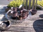 Calvados set 4 tassen en bordjes , borrel glaasjes, melkkann, Ophalen, Zo goed als nieuw, Aardewerk, Compleet servies