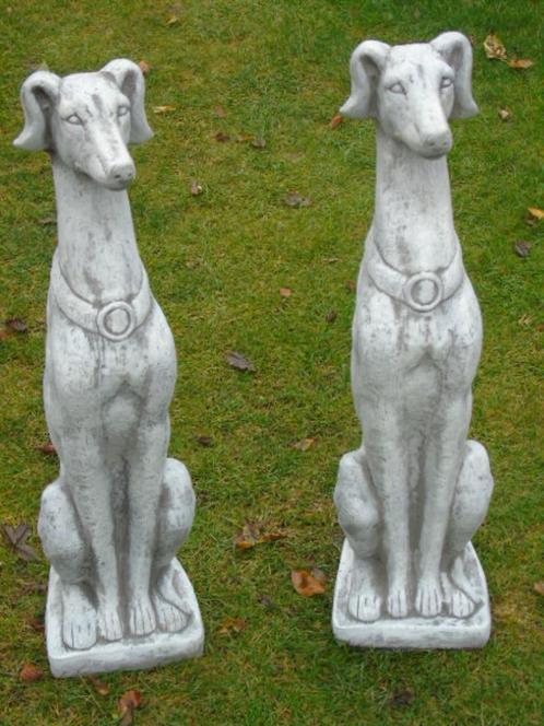 statue d un chien lévrier en pierre patinée ..., Jardin & Terrasse, Statues de jardin, Neuf, Animal, Pierre, Enlèvement ou Envoi