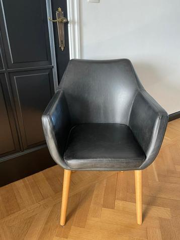 Set van 6 zwarte eetkamerstoelen met houten poten beschikbaar voor biedingen