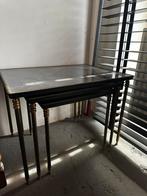 Table « Gigogne » en fer forgé et verre teint, Ophalen