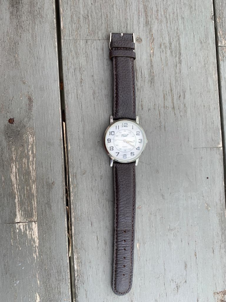 Pearl montre quartz, verre fêlé, bracelet cuir noir TB état, Bijoux, Sacs & Beauté, Montres | Femmes, Utilisé, Montre-bracelet