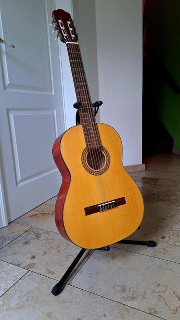 Klassieke gitaar met nieuwe snaren met gitaarzak beschikbaar voor biedingen