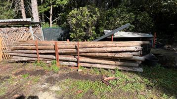 Ronde houtepalen met punt beschikbaar voor biedingen